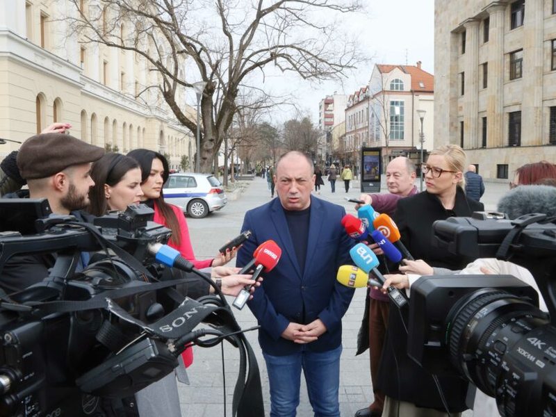 Игор Црнадак даје изјаву медијима испред Палате Републике